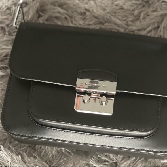 ‼️ Make an Offer
Michal Kors Crossbody & Zip Wallet - Picture 15 of 17